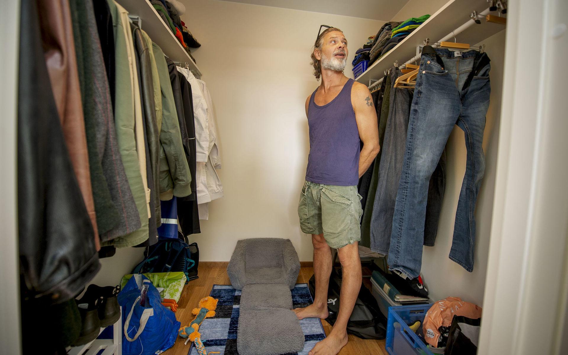 I Fredriks lägenhet finns en rymlig garderob där vovven Svea har hittat sin favoritplats. 