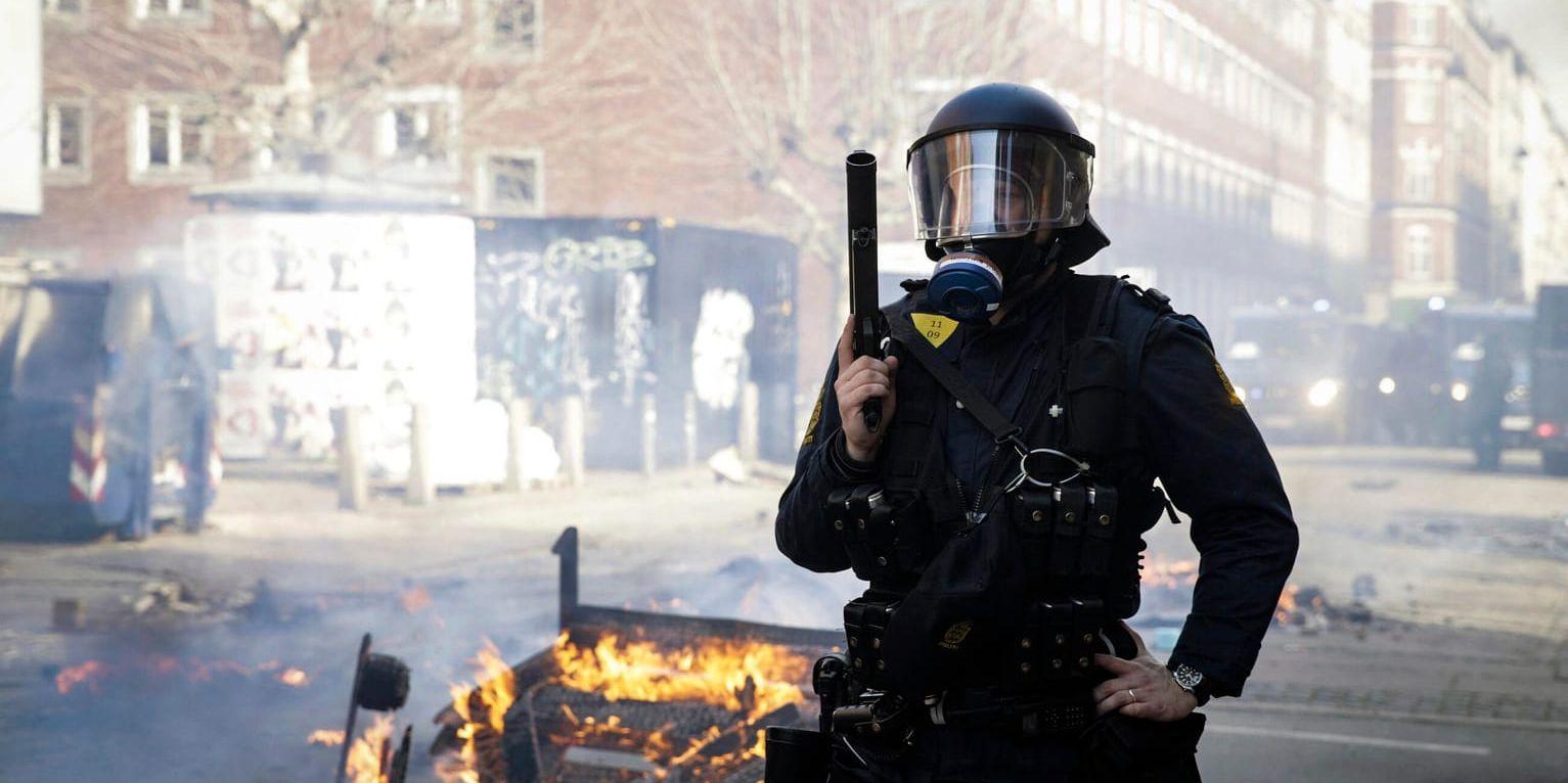 Dansk polis under oroligheterna i Köpenhamn i söndags.
