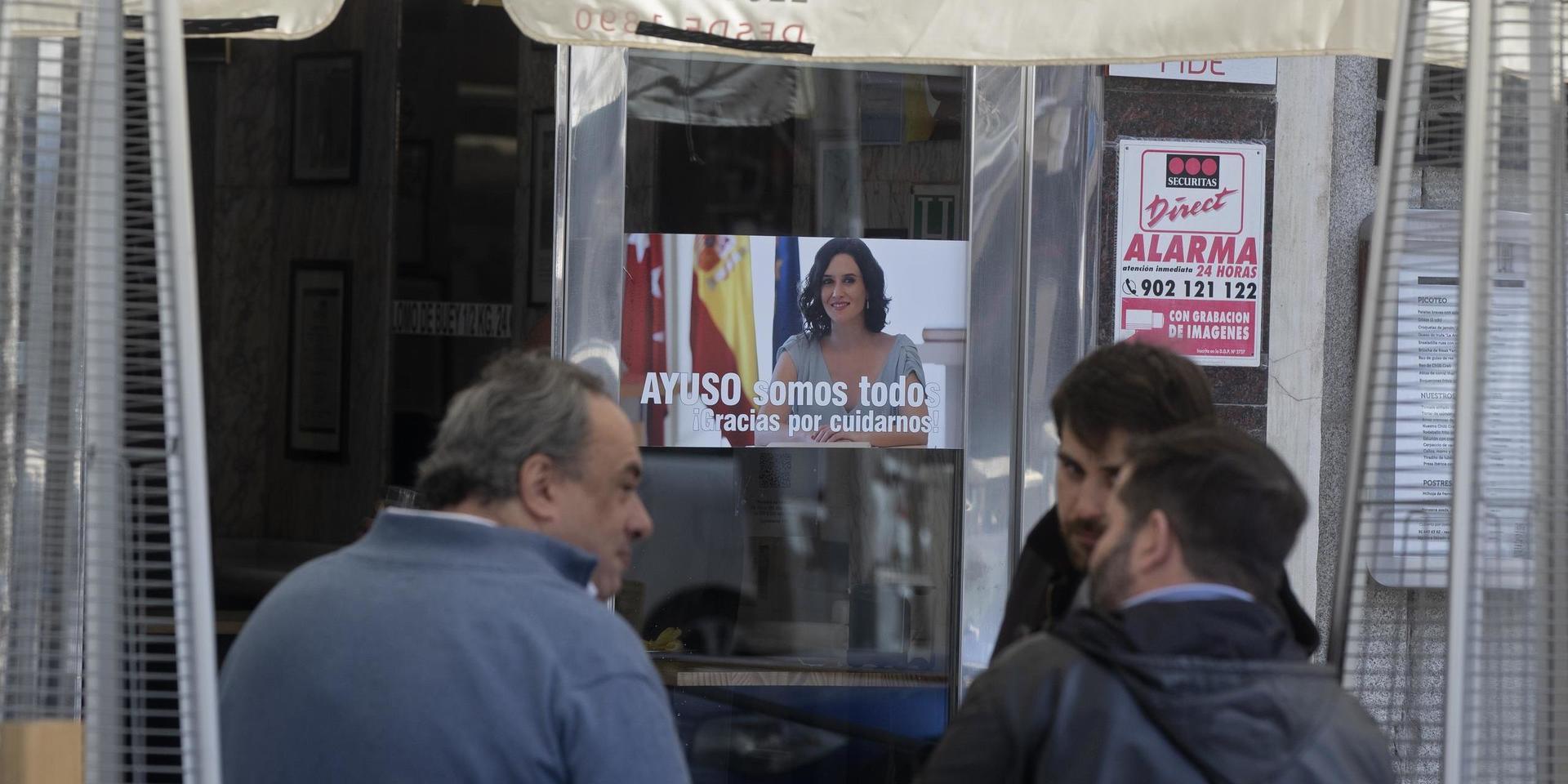 Madrids konservative regionpresident Isabel Díaz Ayuso har gjort sig populär bland många genom att motsätta sig striktare coronarestriktioner. Här syns hon på en hyllningsaffisch på en bar med texten 'Tack för att du tar hand om oss'.