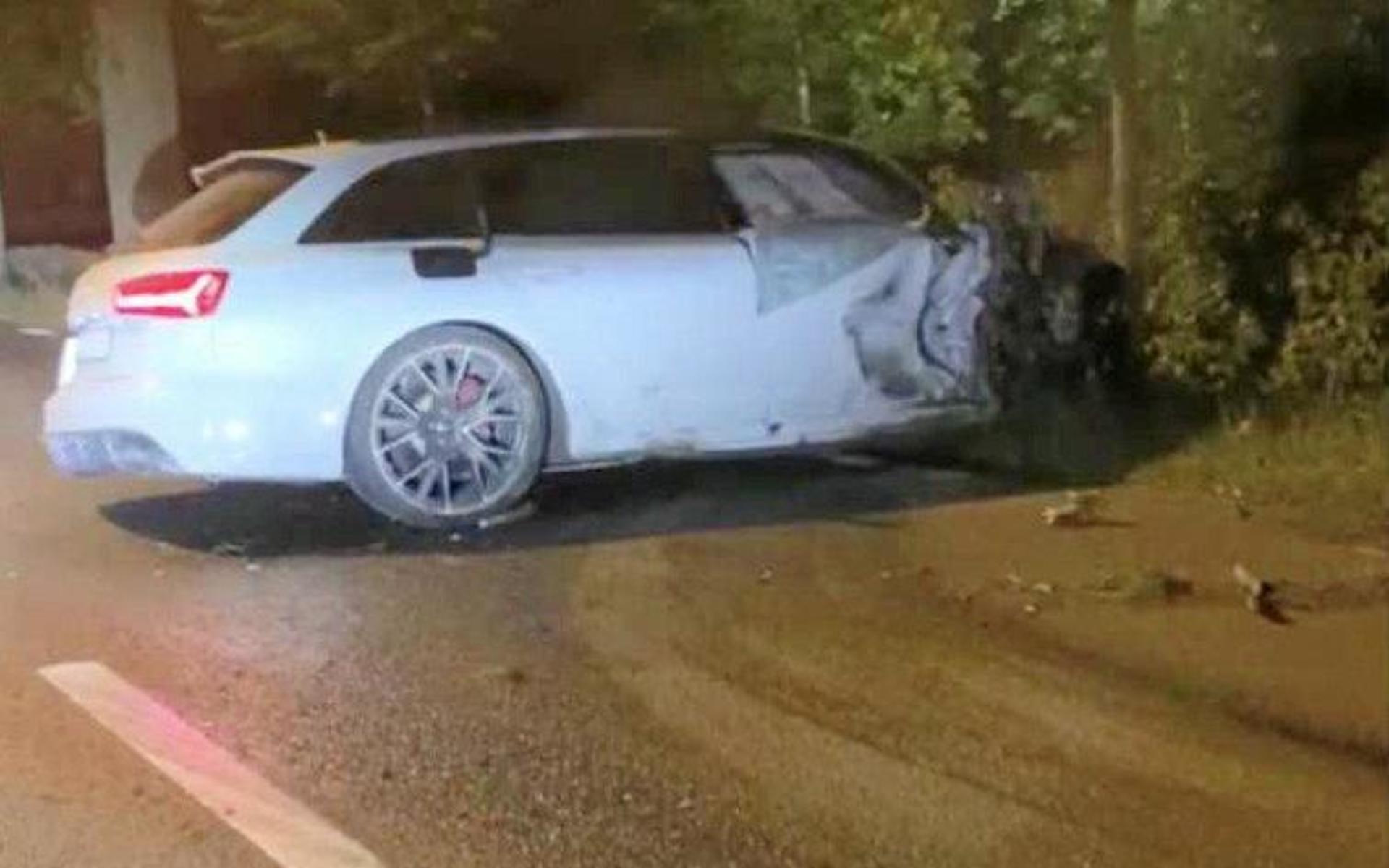 Rånarna flydde i en stulen Audi, men kraschade kort efter rånet och övergav fordonet i vägkanten. Lyxbilen värd 890 000 kronor totalförstördes i kraschen.