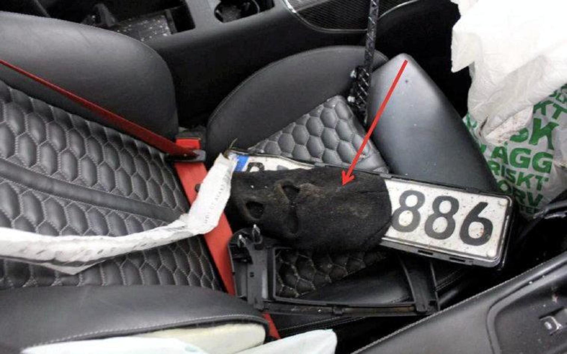 I den kraschade Audin hittade polisen diverse bevismaterial kopplat till rånet i Ica-butiken. Bland annat hittades en rånarluva med laholmarens DNA och falska tyska regplåtar som använts på den stulna flyktbilen.