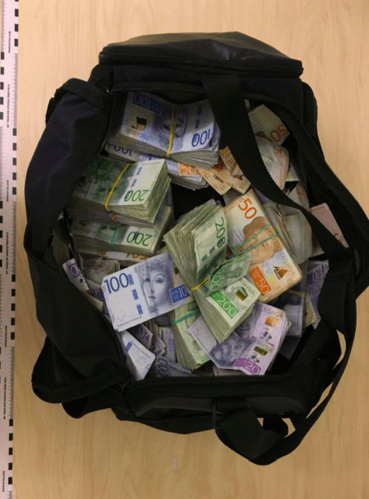 Polisen återfann ett antal väskor som innehöll kontanter från rånet.