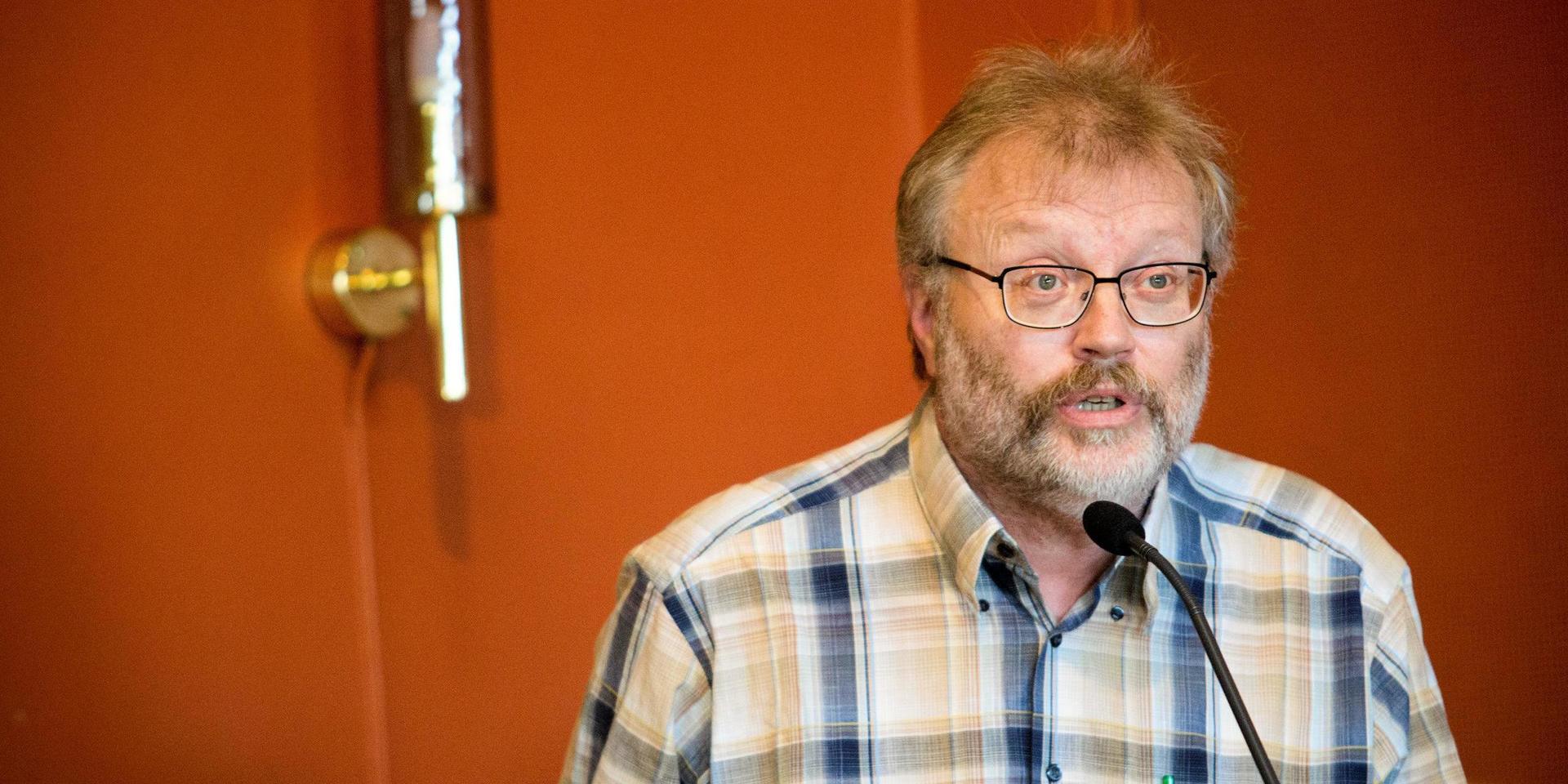 ”Jag tycker fortfarande att vi ska skydda välfärden för våra invånare”, sade Peter Berndtson (SD) och försvarade partiets motion om ett kommunalt migrationsstopp i Laholm.