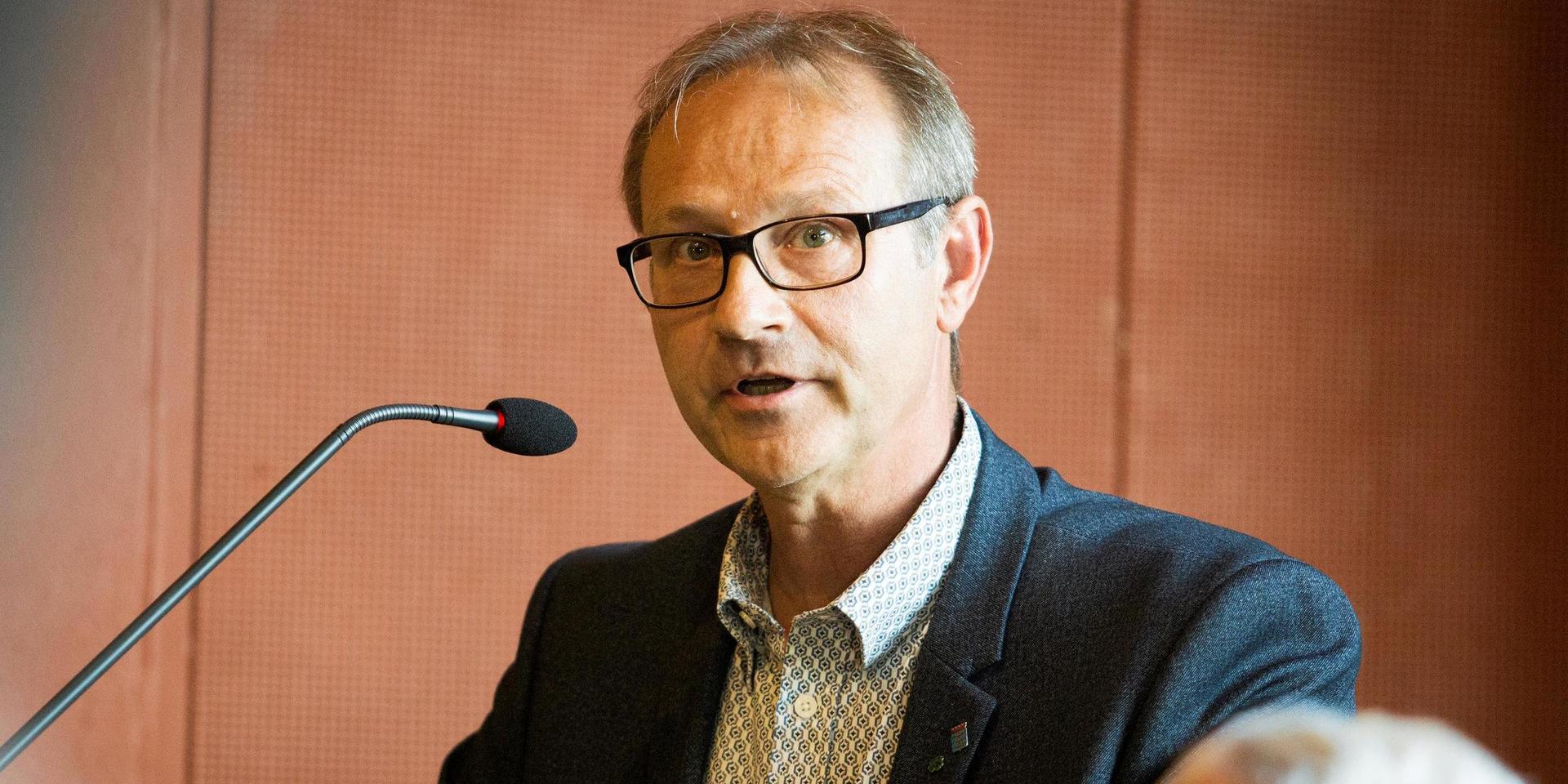 Ove Bengtsson (C) i kommunfullmäktige påpekade att ”migranter i princip kan vara en skåning som flyttar till Halland”. Han förkastade SD:s motion: ”Vi är ålagda att jobba efter den lagstiftning vi har”, sade C-politikern.