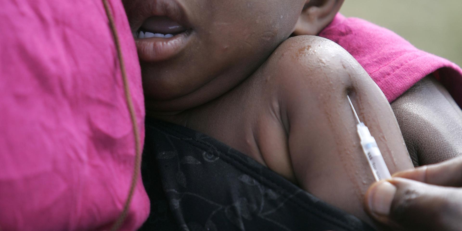 En pojke i Kongo-Kinshasa vaccineras mot mässlingen. Arkivbild. 