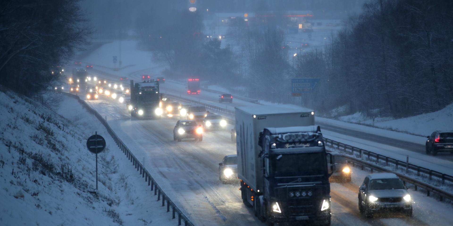 Det blev flera stopp i trafiken på grund av halka och snö längs med E20 i höjd med Lerum.
