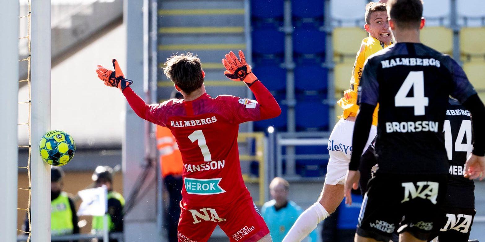 Falkenbergs John Björkengren nickar in bollen till 1–0 bakom Örebros Oscar Jansson under söndagens premiärmatch i allsvenskan mellan Falkenberg och Örebro.
