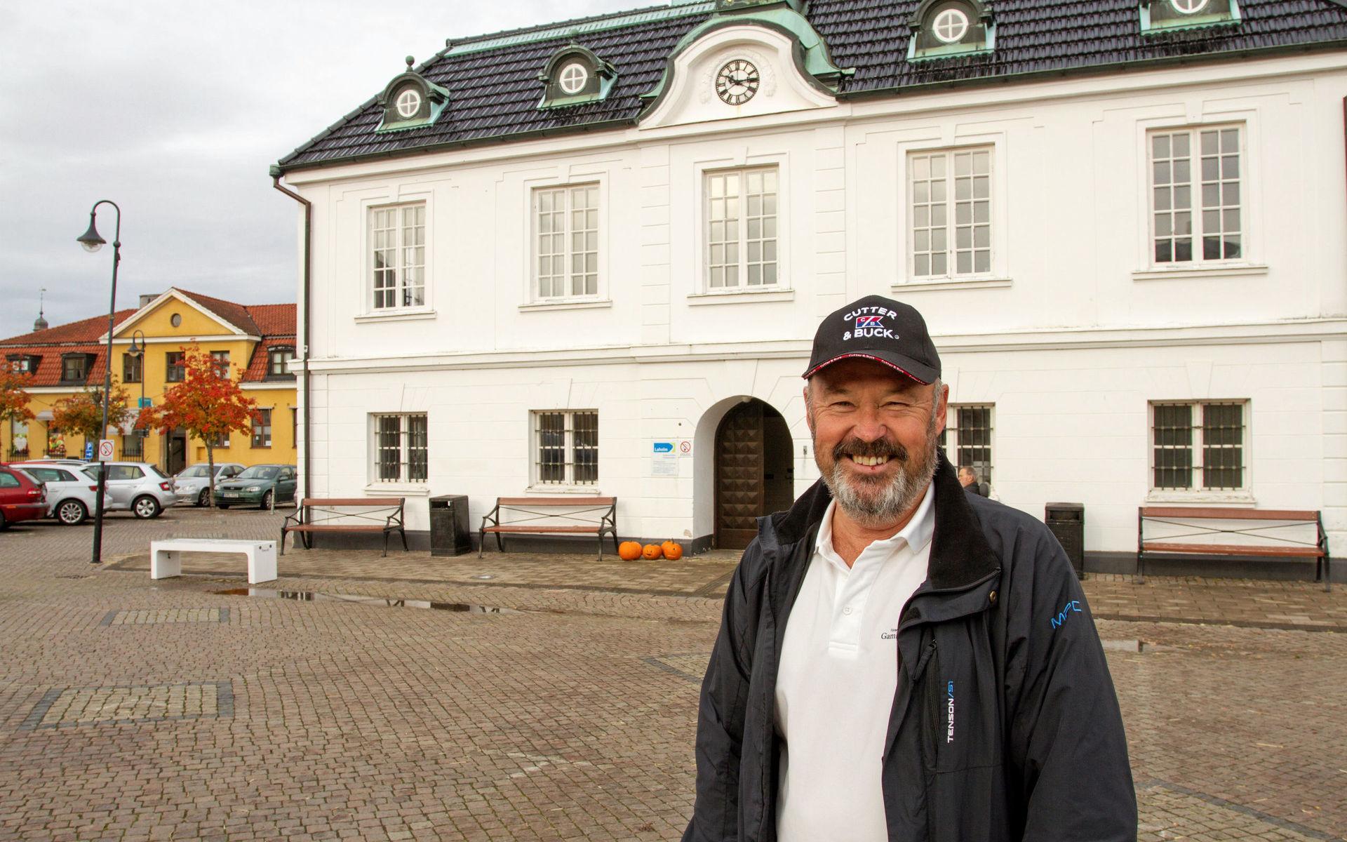 Pass. Roy Karlsson, ordförande i Gamla Laholm, vill vänta med att avkunna sin dom över sparbankshusen.