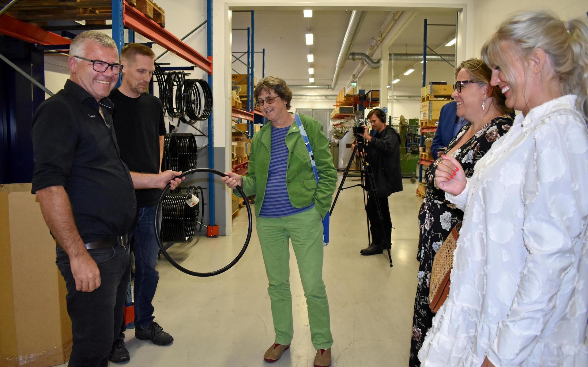 Hallands nya landshövding Brittis Benzler gjorde sitt första officiella besök i Hylte under måndagen och träffade bland andra företagsledarna på Decon Wheel.