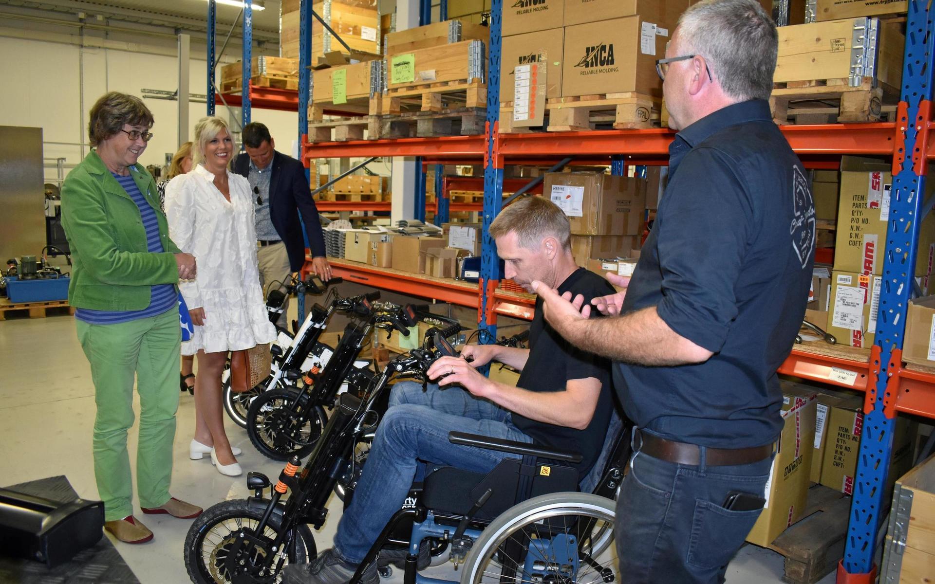 Platschefen Benny Andersson visar landshövdingen Brittis Benzler hur den moderna rullstolen ”handbikes” används.