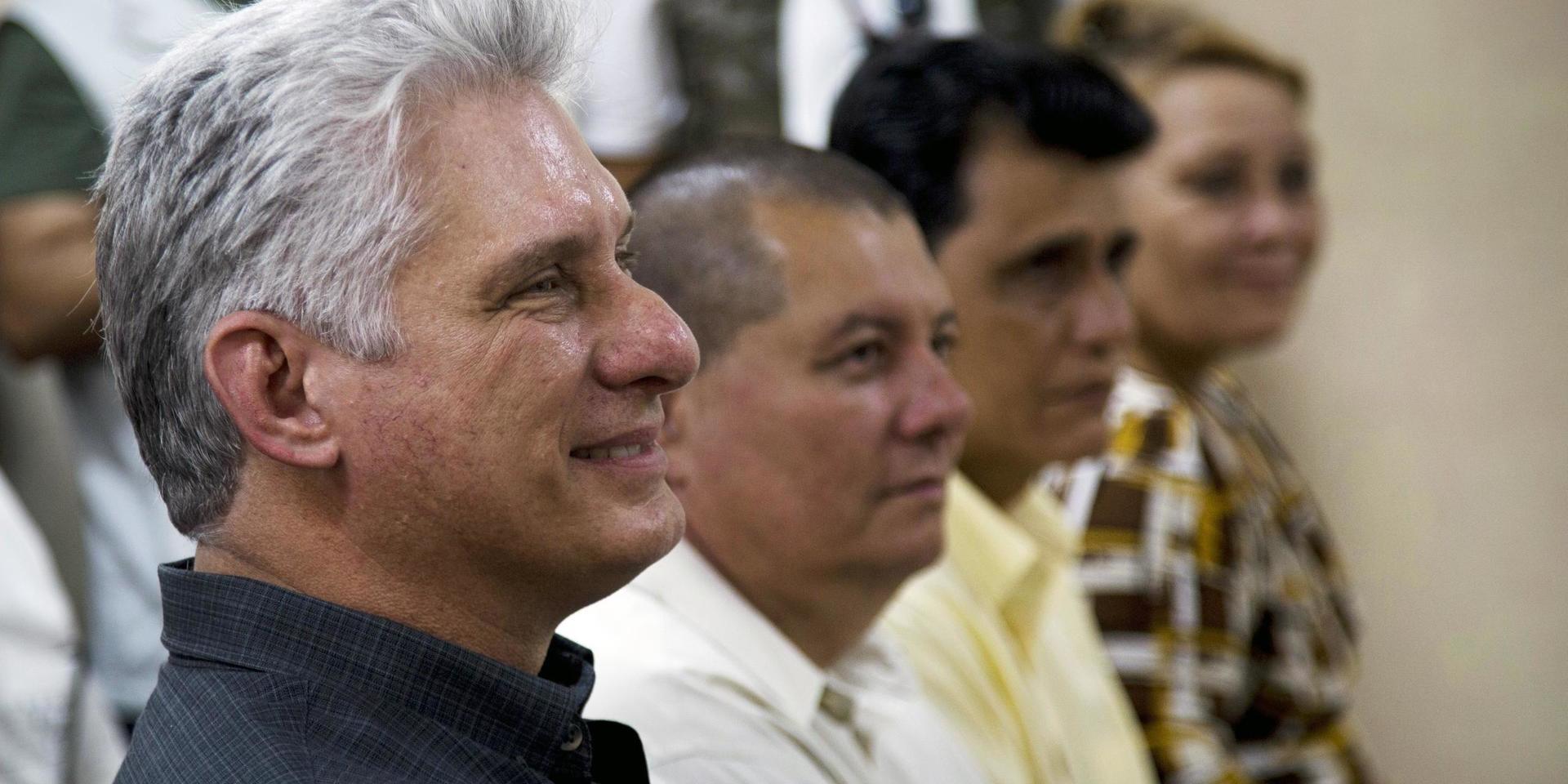 Miguel Díaz-Canel (längst fram) är ny ledare för kommunistpartiet i Kuba. Arkivbild.