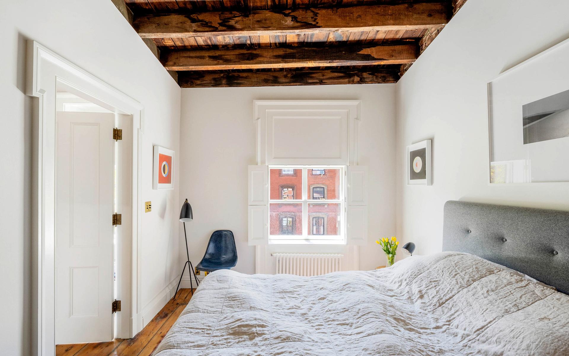 Ett sovrum man skulle kunna se i en lägenhet i Sverige.