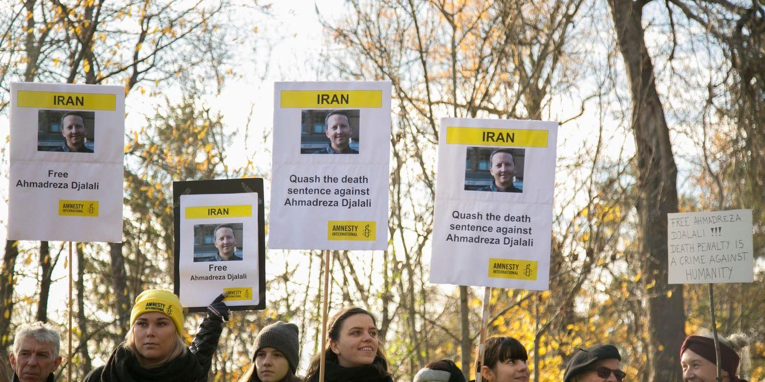 Demonstration utanför Irans ambassad på Lidingö till stöd för den fängslade KI-forskaren Ahmedreza Djalali. Arkivbild.