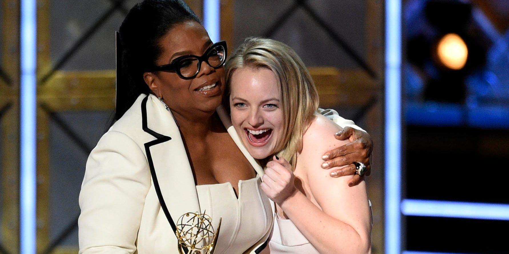 Oprah Winfrey delade ut en Emmy-statyett till Elisabeth Moss förra året. Arkivbild.