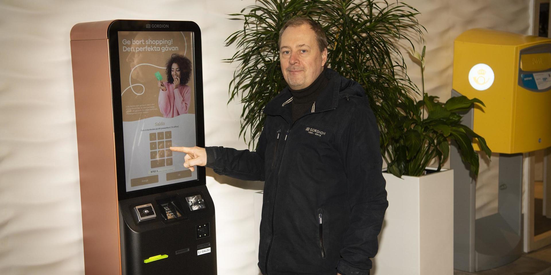 Fredrik Karltorp visar stolt upp en av de presentkortsautomater som företaget har utvecklat.