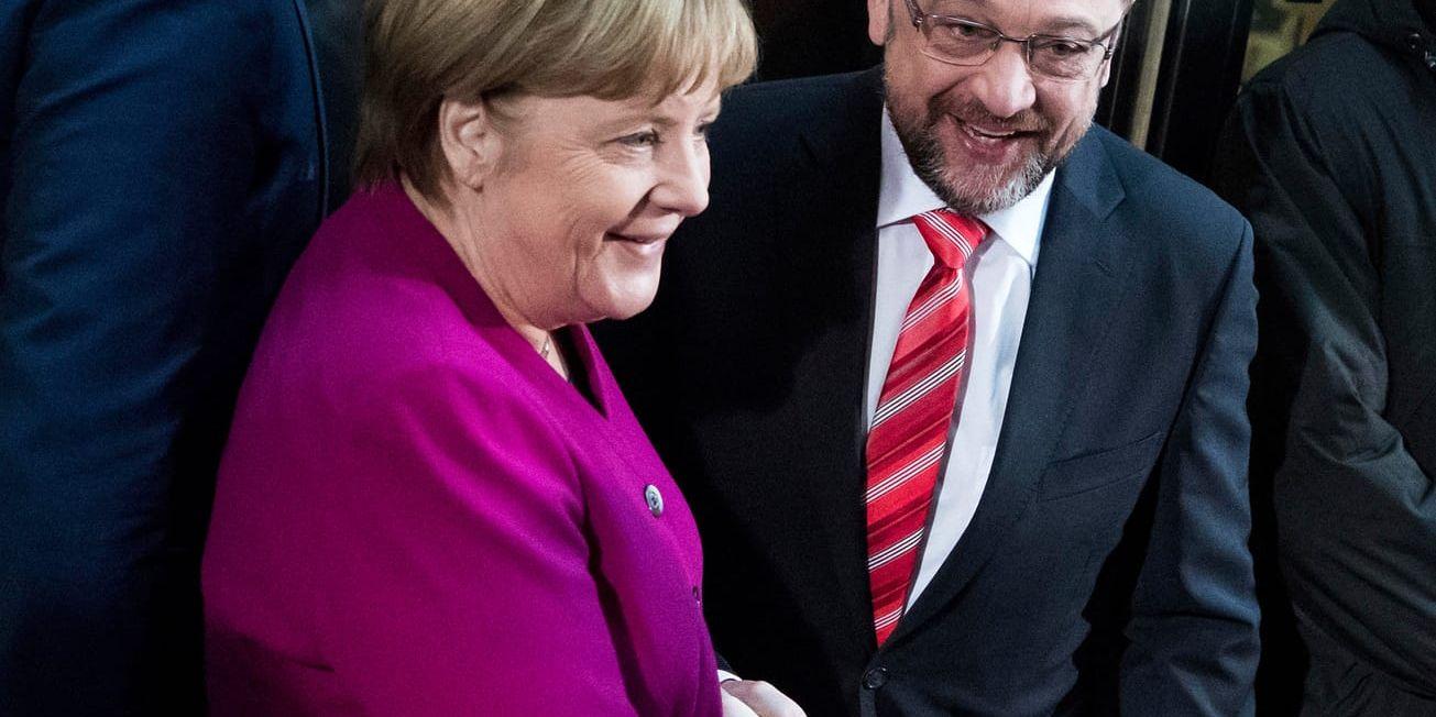 Kristdemokraternas ledare Angela Merkel och Socialdemokraternas ledare Martin Schulz i Berlin, där de två partierna håller sonderingssamtal.