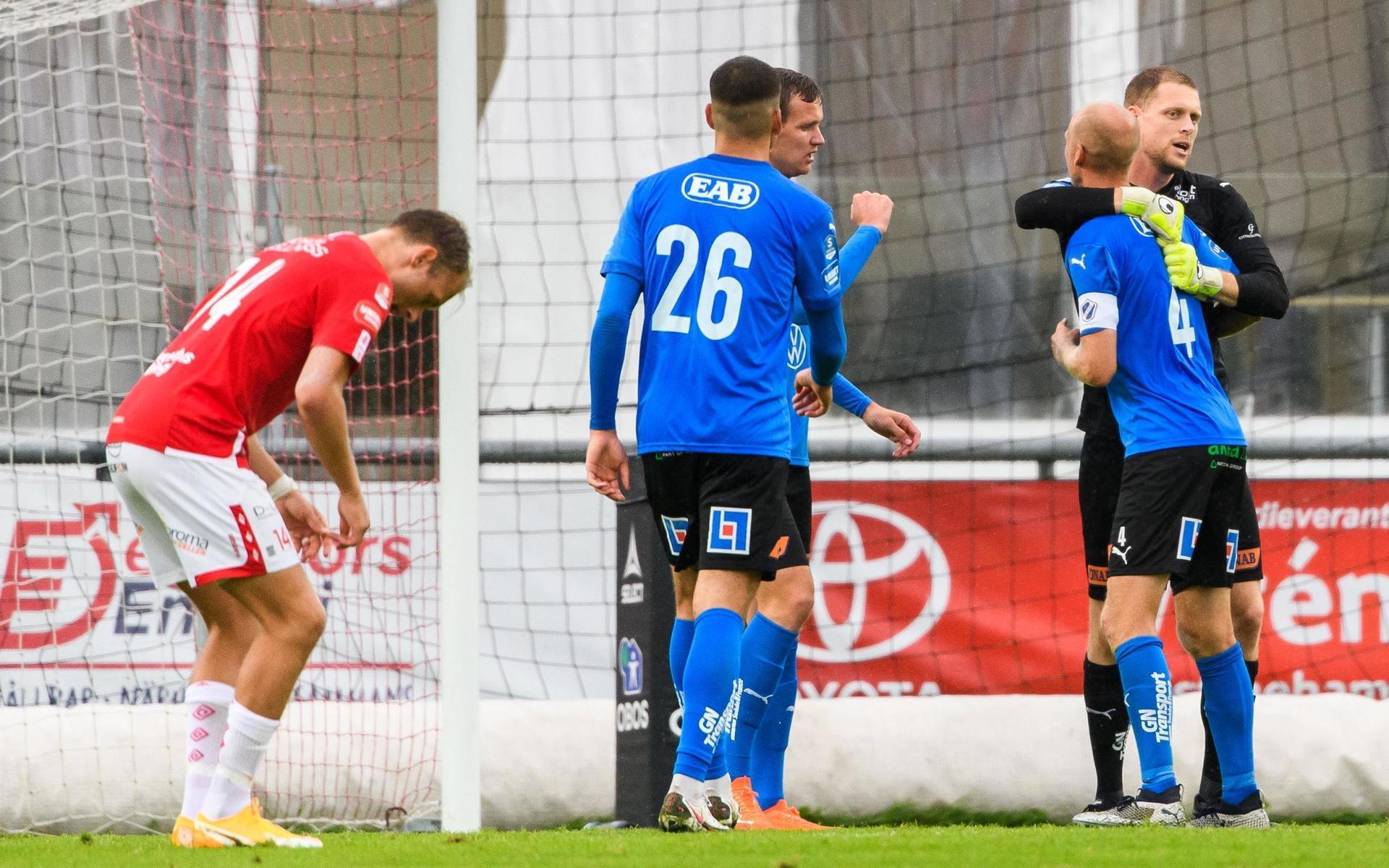 HBK:s målvakt Malkolm Nilsson Säfqvist och Andreas Johansson jublar ihop med Edvin Kurtulus och Alexander Berntsson efter segern i seriefinalen mot Degerfors.