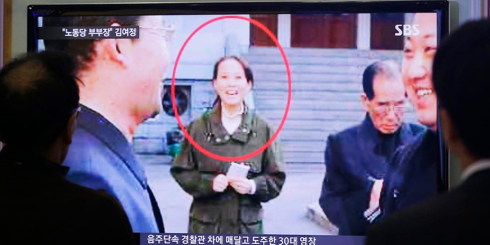 Sydkoreaner ser på ett tv-program om Kim Yo-Jong, Kim Jong-Uns syster. Arkivbild.