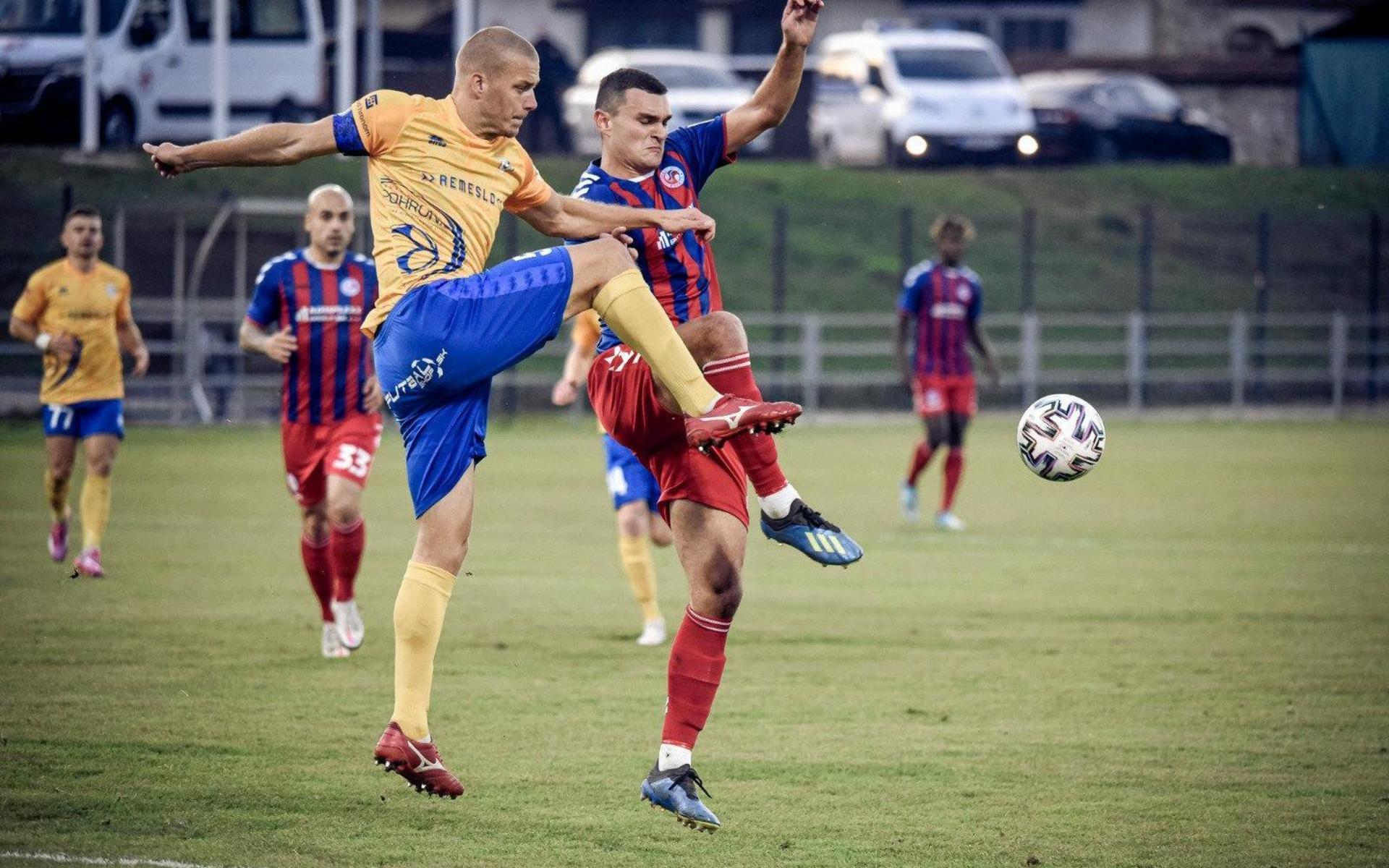 Ardian Berisha i aktion för FK Senica under en match i den högsta slovakiska ligan, Fortuna Liga. Anfallaren med förflutet i HBK, Laholm, Halmia och Vinberg skrev ett proffskontrakt på två plus ett år i höstas. En lårskada störde dock stora delar av hösten.
