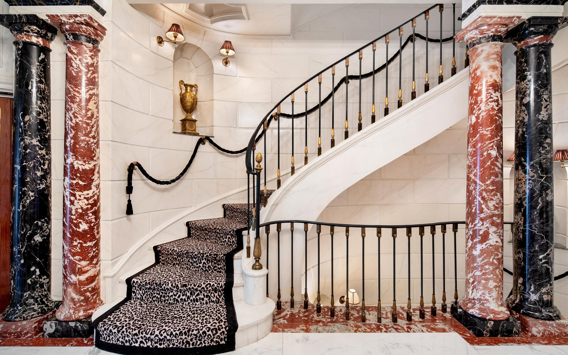 En leopardmönstrad trappa slingrar sig mellan våningarna. 