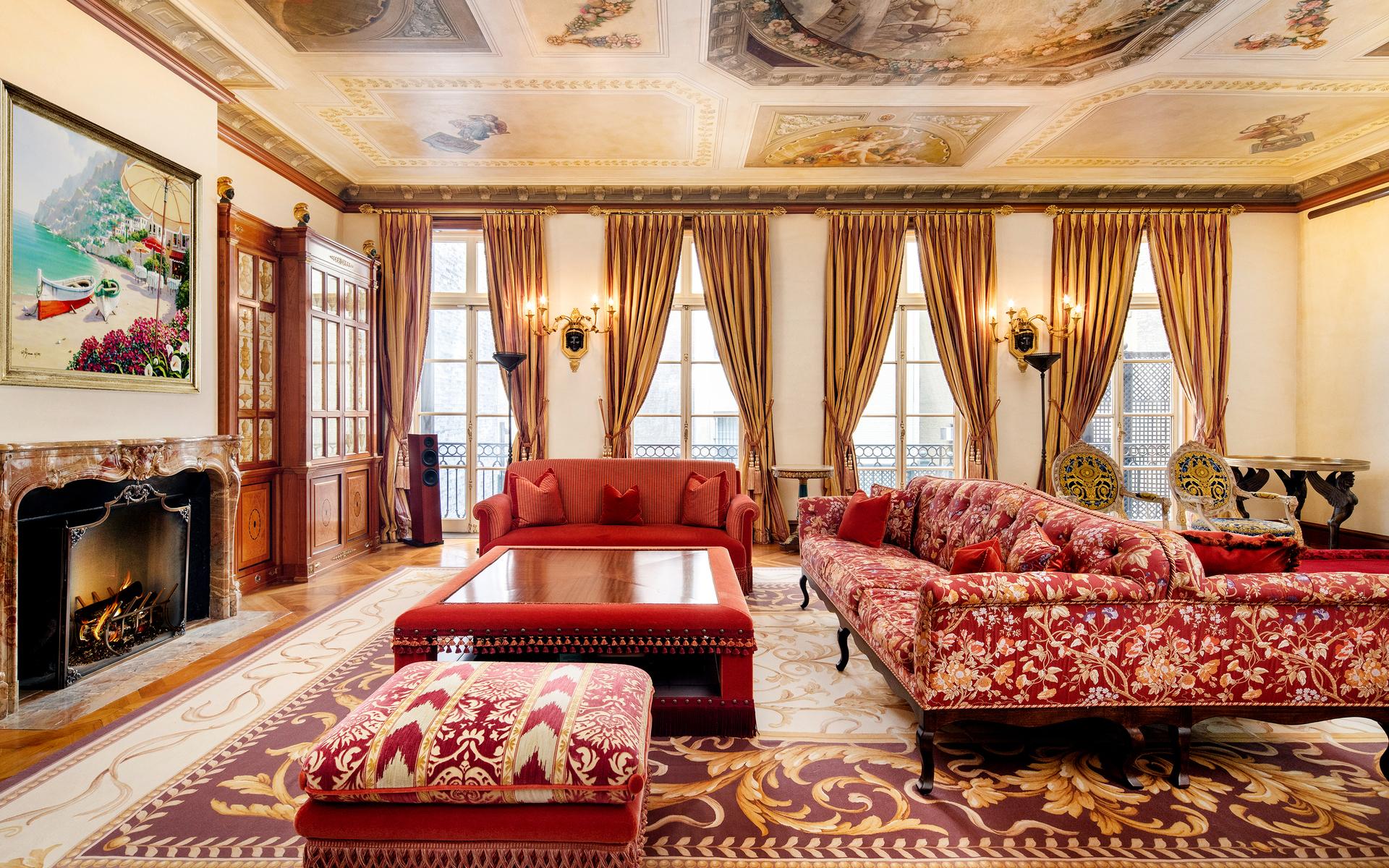 Ett av vardagsrummen påminner mycket om ett italienskt palats med sina takmålningar. Tavlan till vänster är gjord digitalt av Spotless Group.