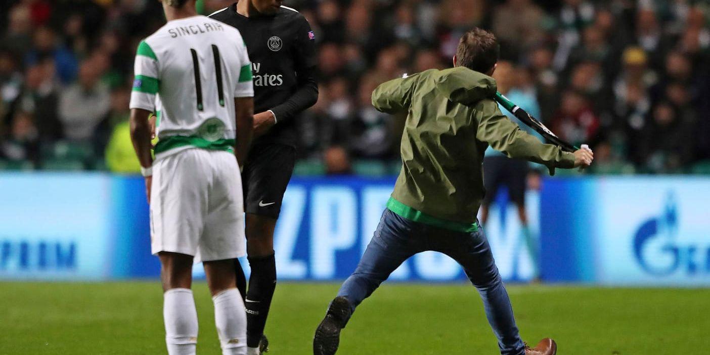 En Celtic-supporter sprang in på planen under Champions League-matchen mot Paris Saint-Germain.