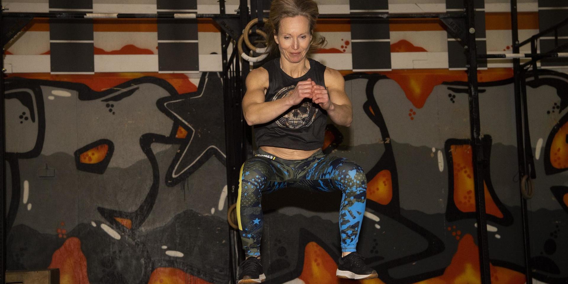 Ulrika Åkerlund säger att hon ibland får ”bara gräva rätt djupt i någon läskig grop som inte är bekväm att vara i och där får man stanna kvar i några minuter och bara hålla i” när hon tränar och tävlar i funktionell fitness.