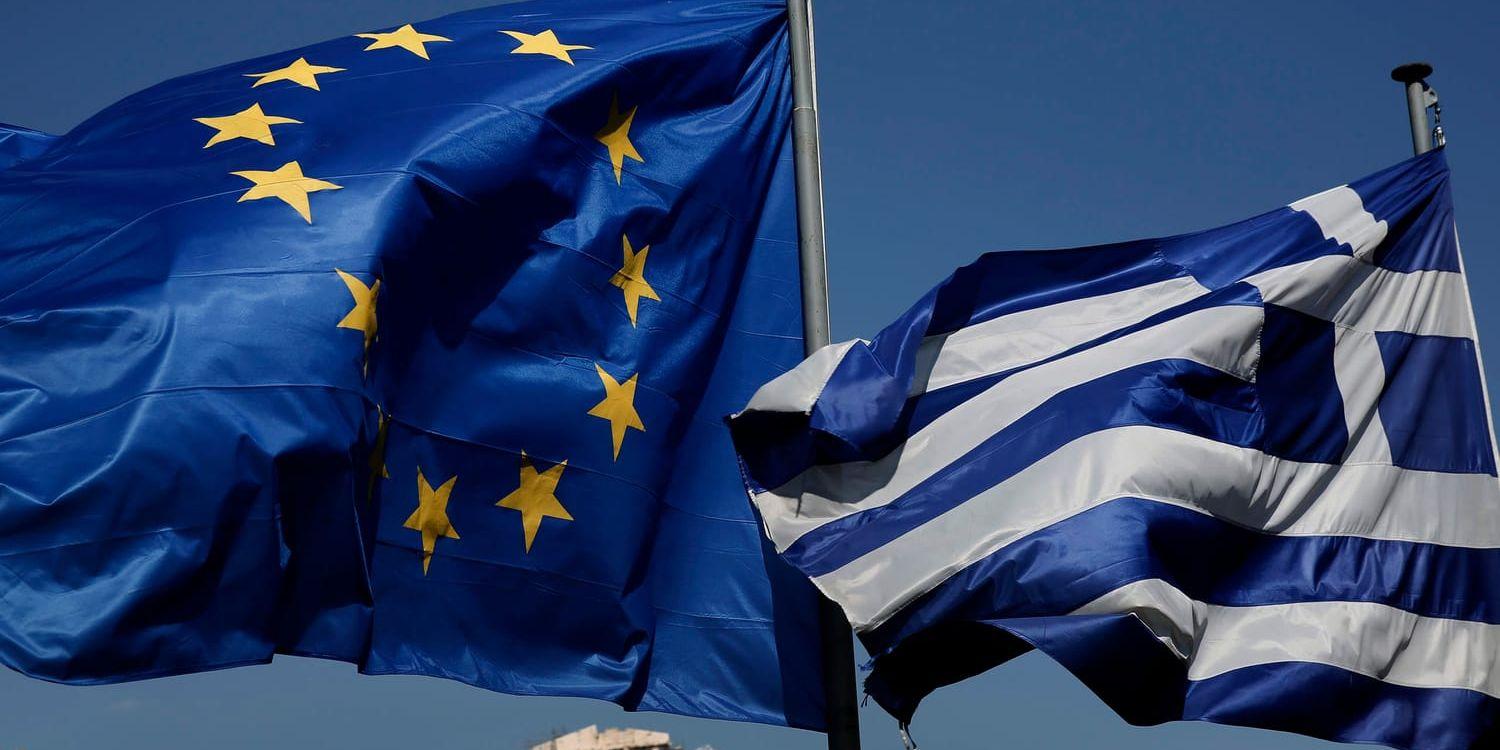 Inte helt lätt att hissa EU-flaggan. Här ett upp- och nedvänt exempel från Grekland. Arkivbild.
