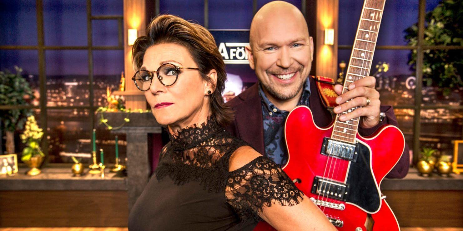 Katrin Sundberg är programledare och Björn A Ling är musikansvarig i SVT:s nya fredagsunderhållning "Alla för en". Pressbild.