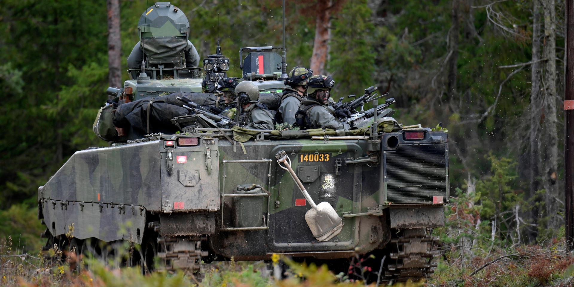 Svenska soldater från P4 i Skövde under en samövning mellan finska och svenska trupper på Gotland.