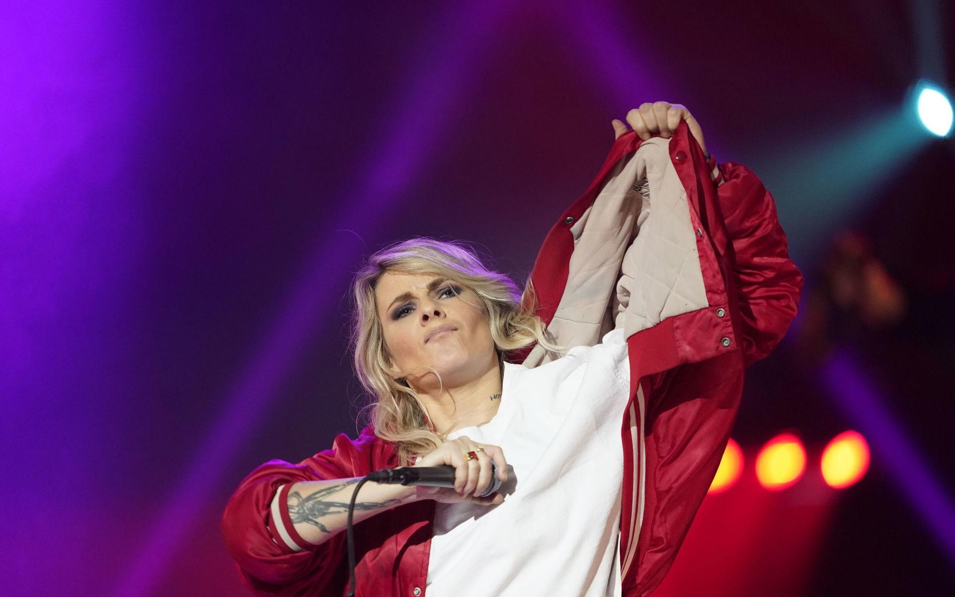 The Sounds-sångerskan såg tidigt en förebild i Marie Fredriksson. På scen i Göteborg smällde hon av en av Roxettes snärtigaste rocklåtar.