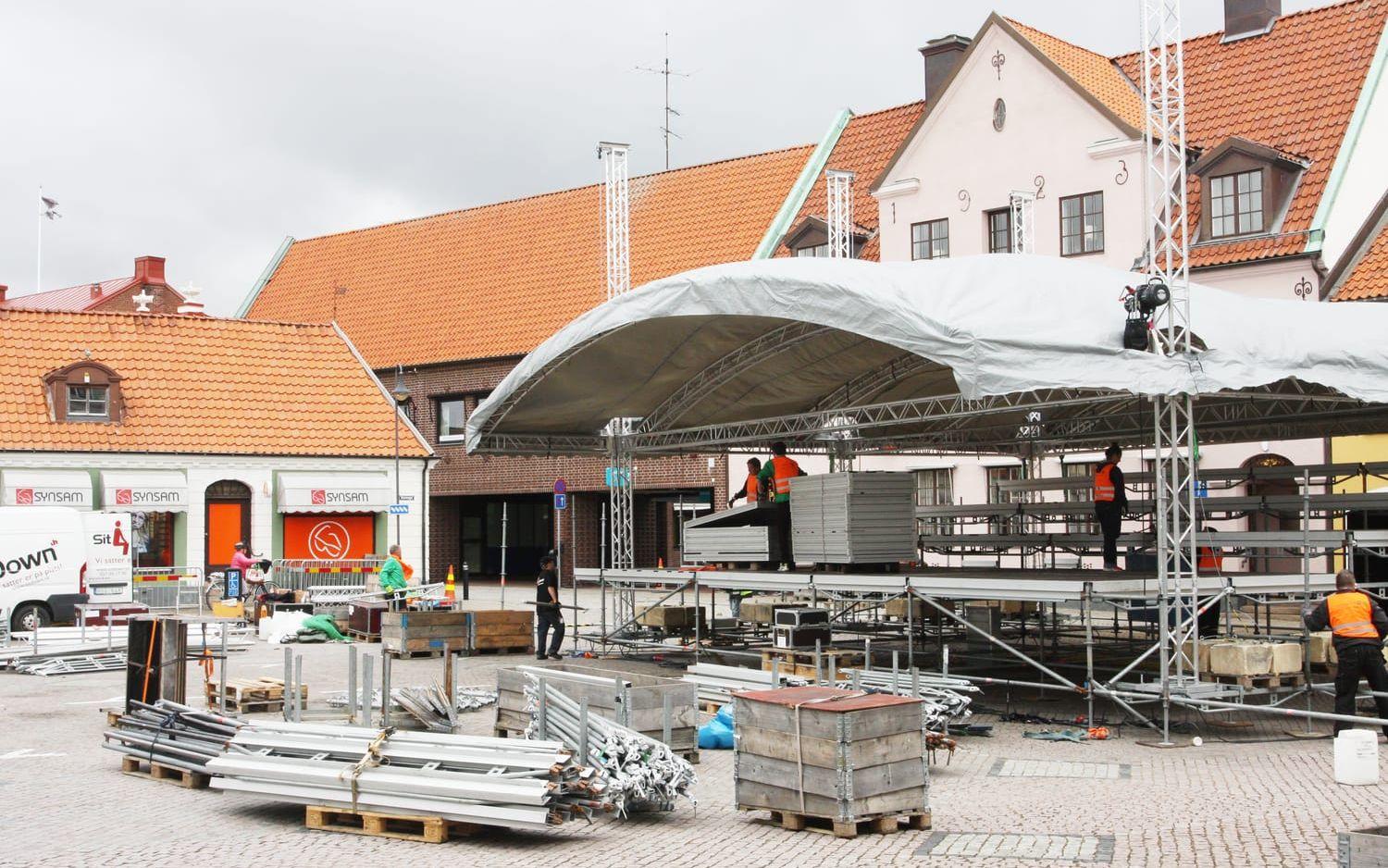 Under fredagen var byggandet av scenen i full gång på Stortorget. Bild: Thimmy Mård