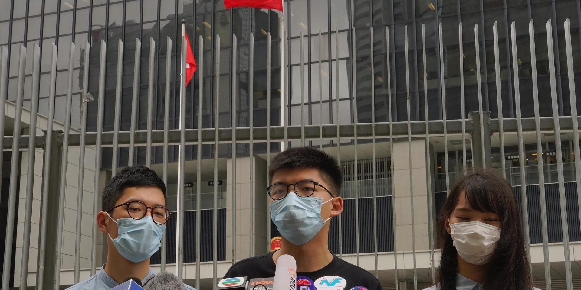 Demokratiförespråkarna Nathan Law, Joshua Wong och Agnes Chow löser upp sin rörelse Demosisto efter det att Kinas nya säkerhetslag för Hongkong godkänts. Arkivbild.