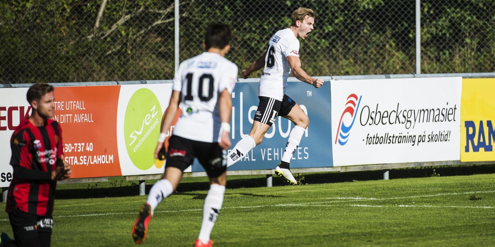 Jonatan Eriksson firar ett mål under sin förra sejour i Laholms FK.