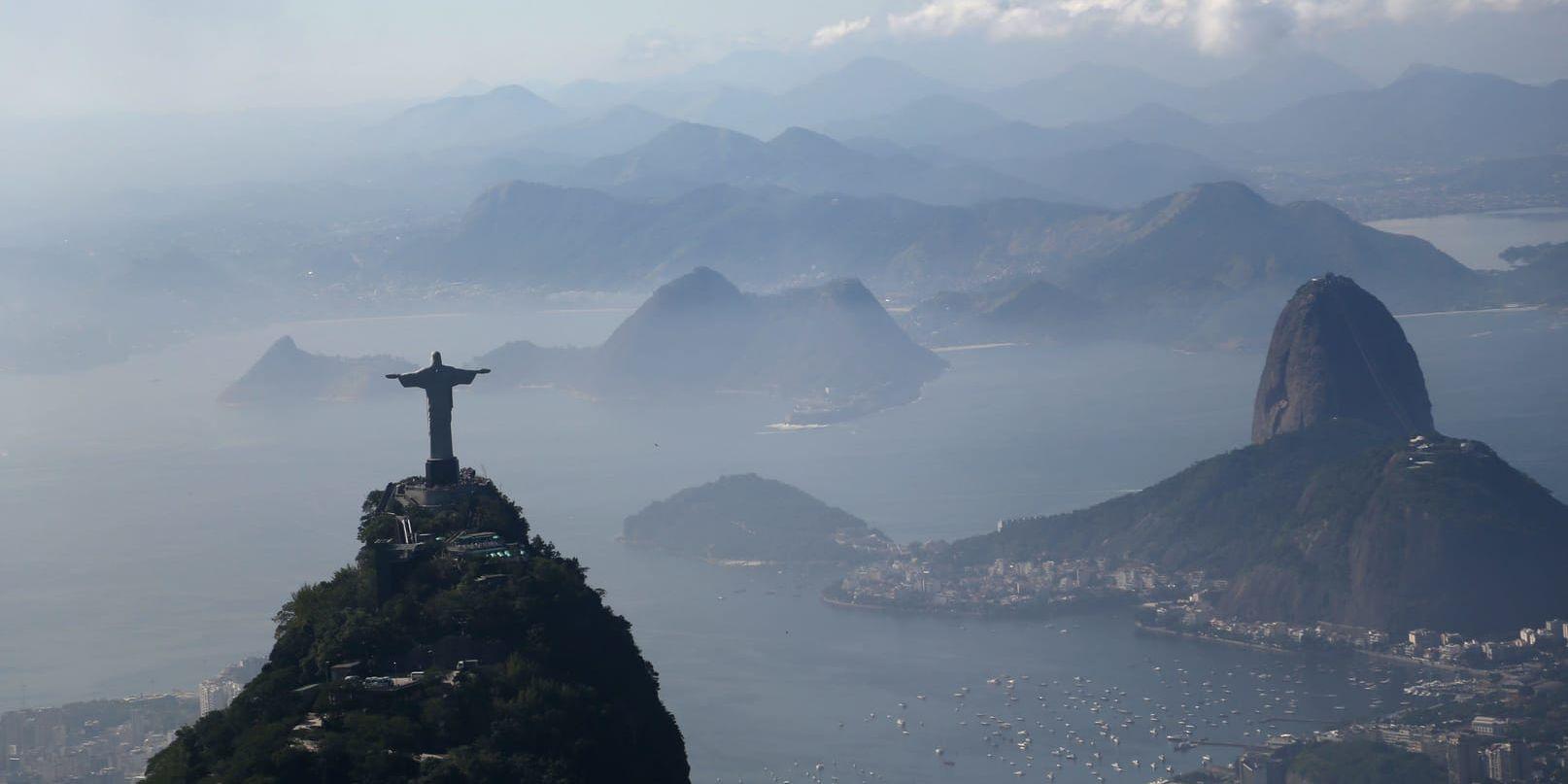 Rio de Janeiros berömda kustremsa, med Kristusstatyn i förgrunden och Sockertoppen till höger i bild. Bild från 2013.