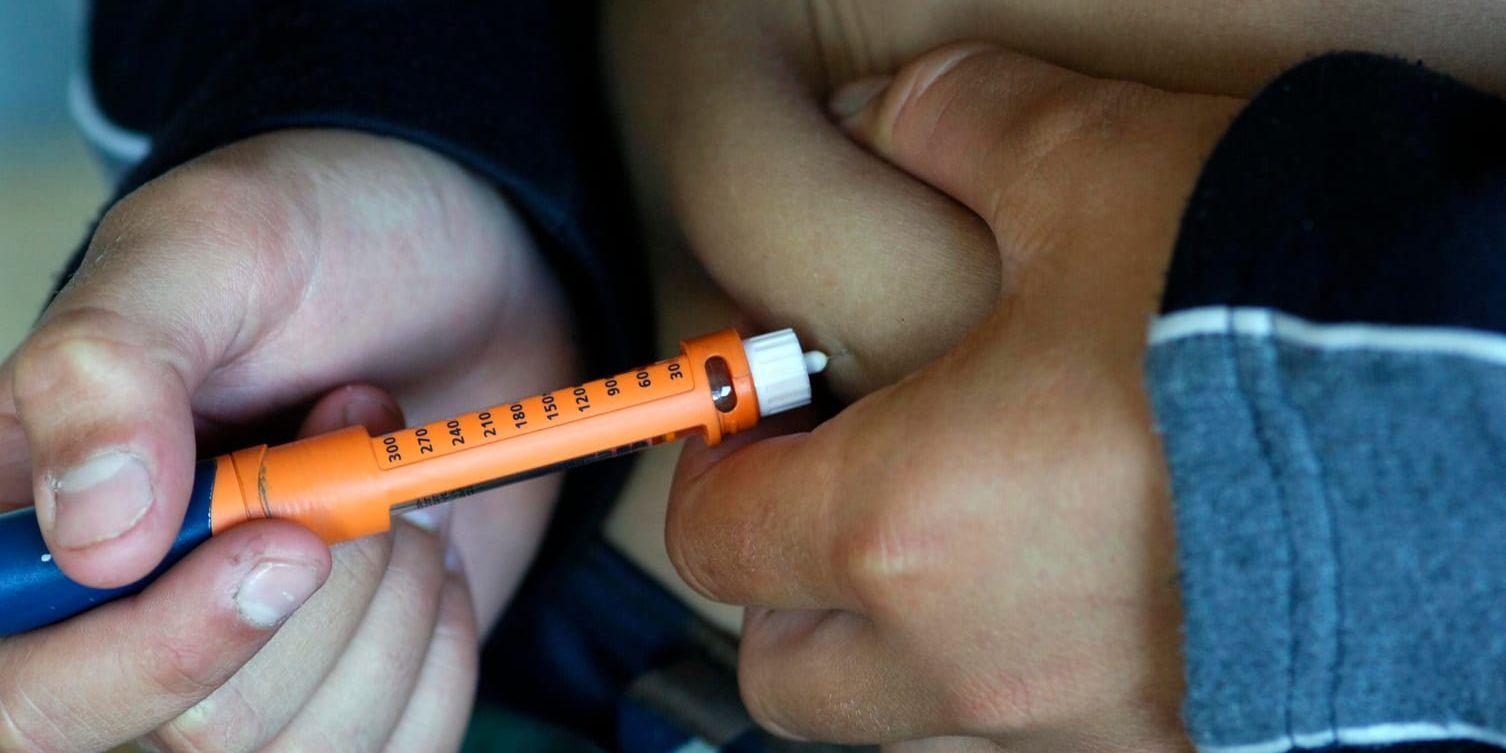 Pojke med diabetes tar insulinspruta. Arkivbild.