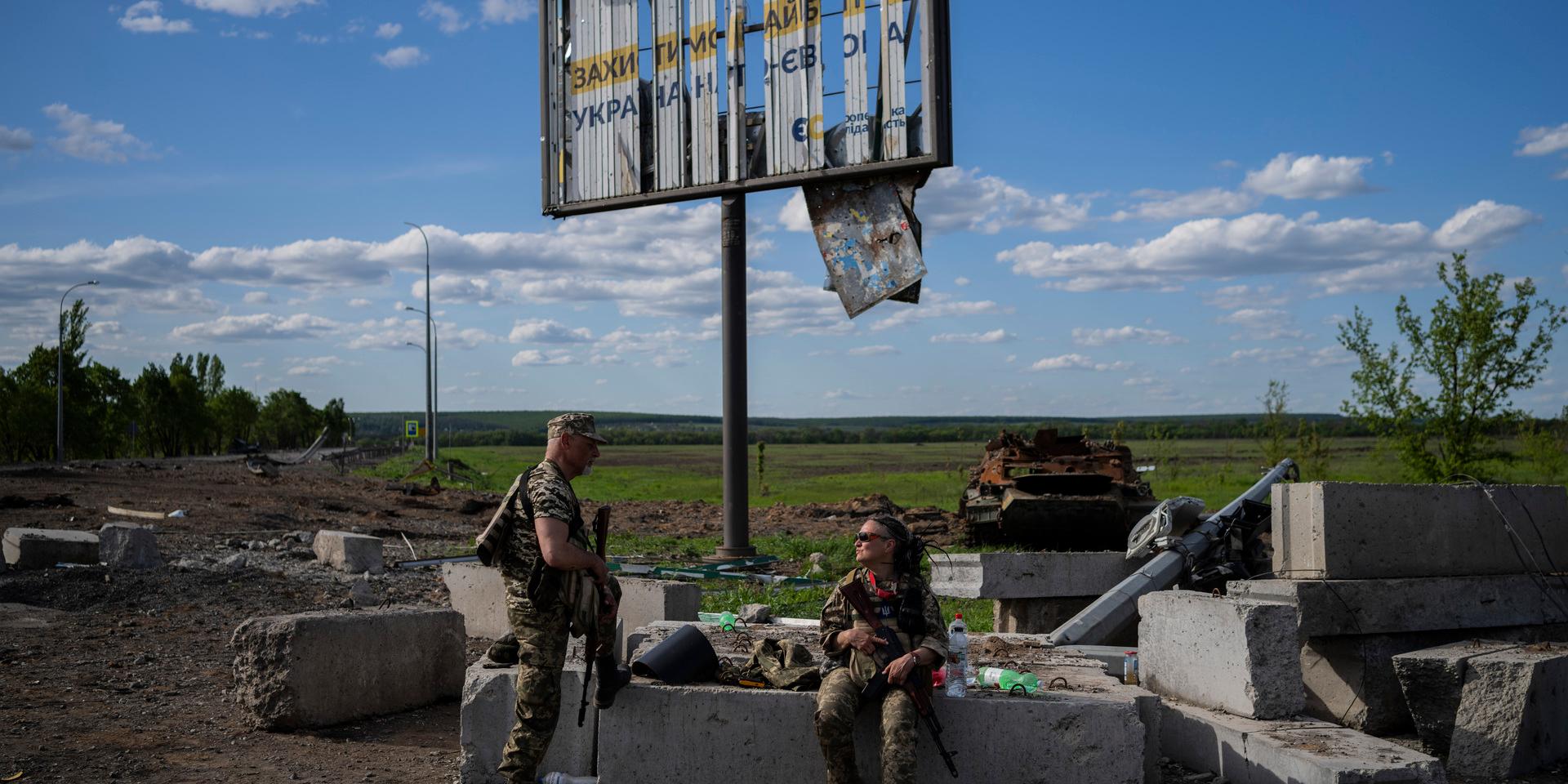 Ukrainska soldater vaktar ett område i norra Charkiv.