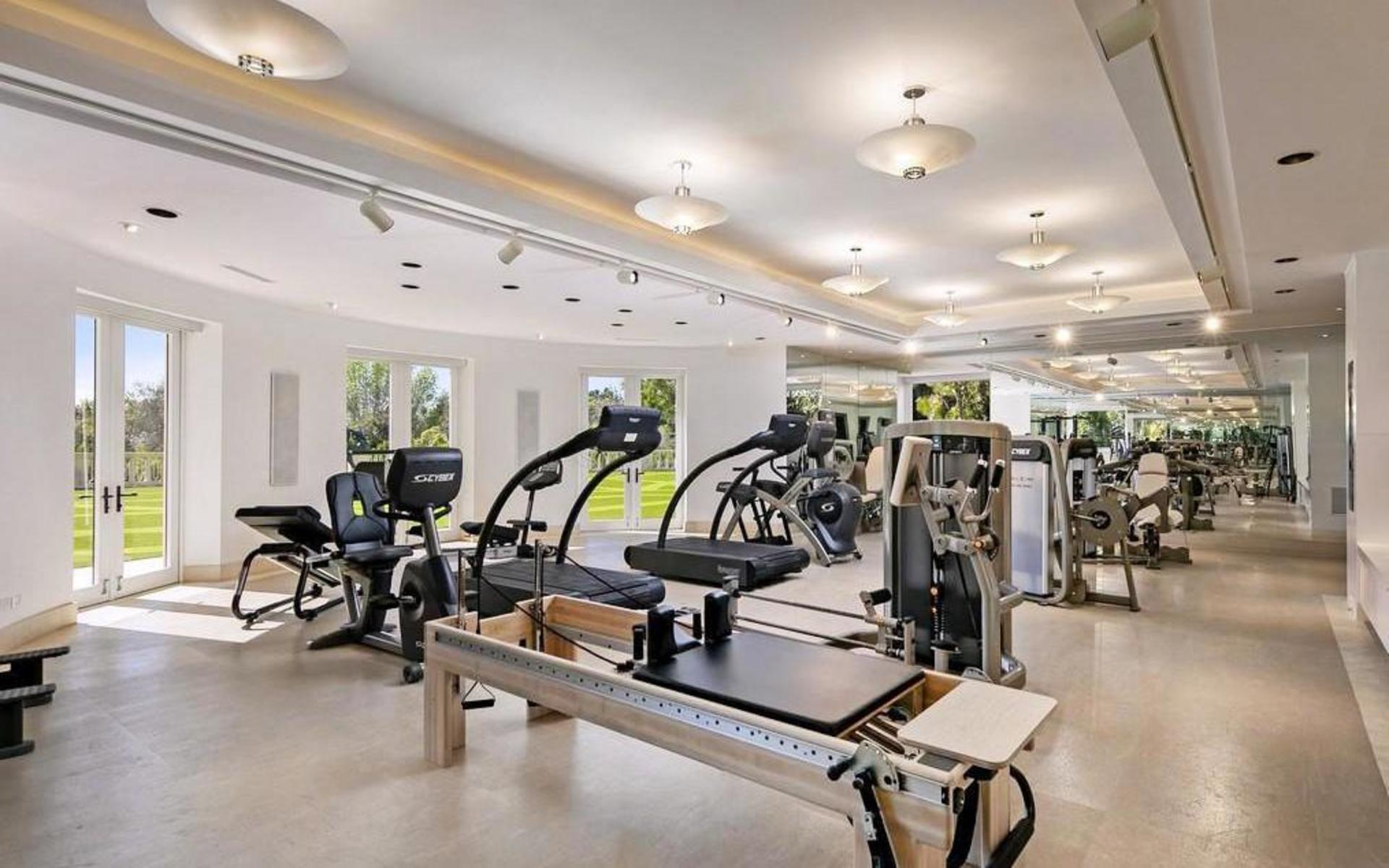 Vill man motionera finns där ett gym med utsikt och runt 17 träningsmaskiner.