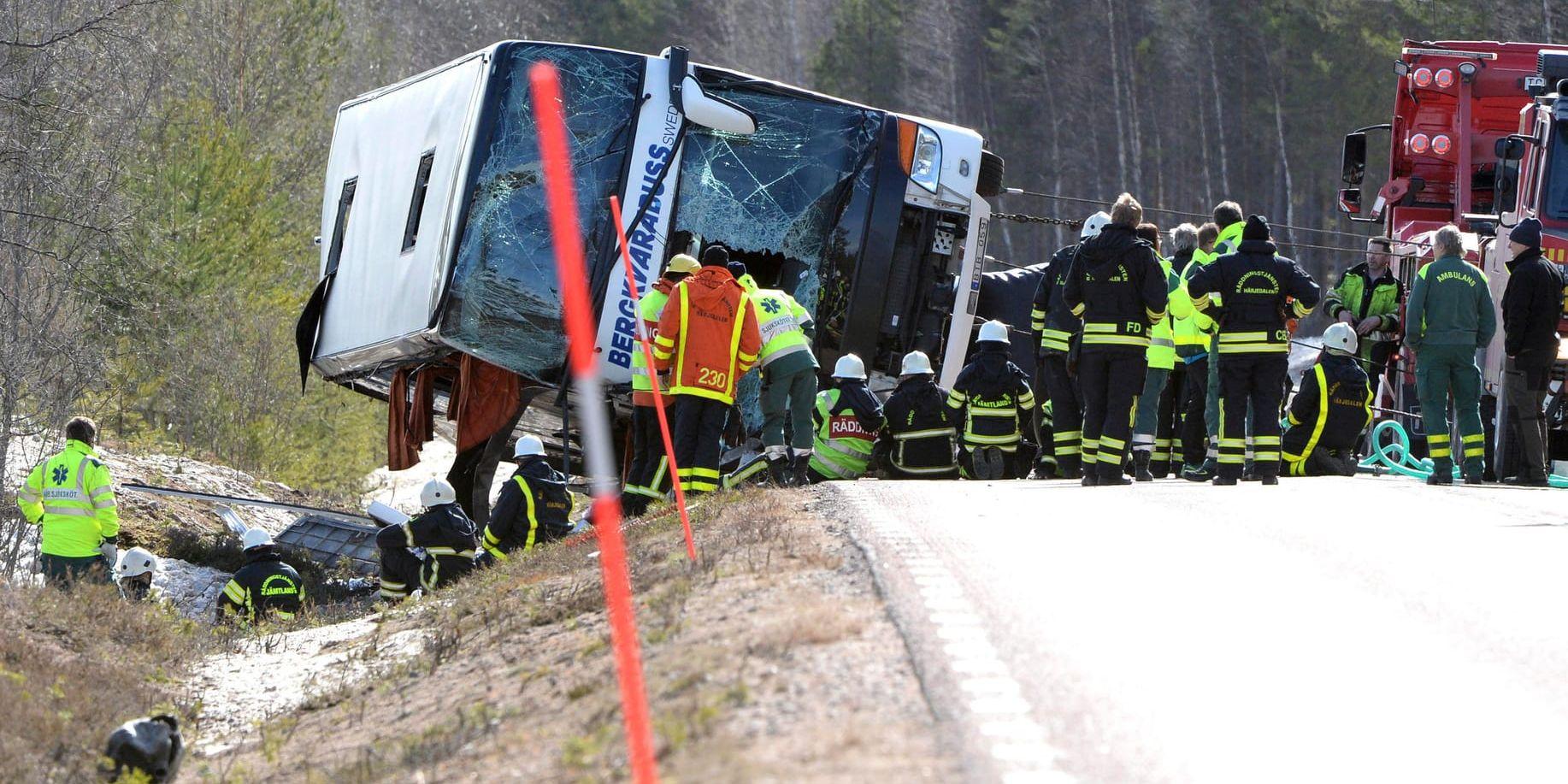 Chauffören till den buss som körde av vägen utanför Sveg i april, då tre skolungdomar omkom, kallas till nya förhör. Arkivbild.