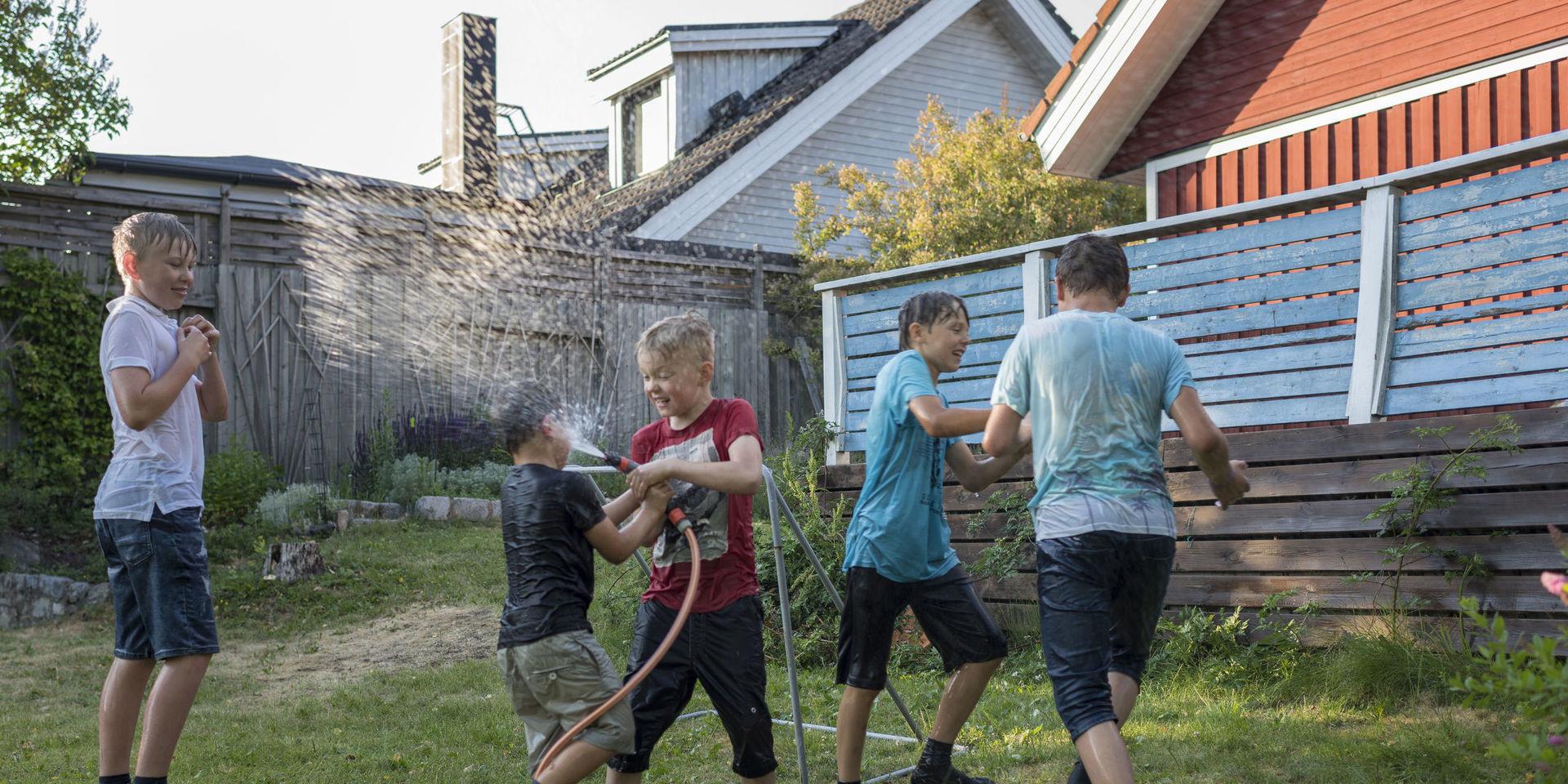 20180627 - barn leker med vattenslang på gräsmatta i trädgård
Foto: Henrik Holmberg / TT / kod 96