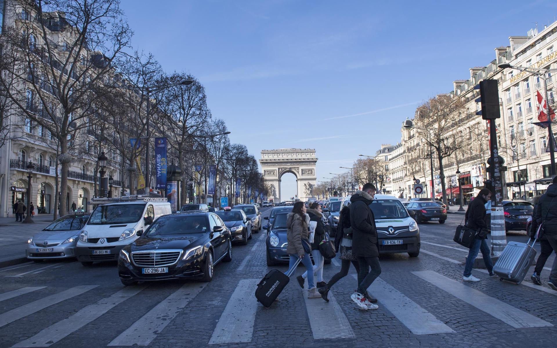 Champs-Élysées i Paris. Storstäder tillhör inte de resmål, svenskarna bokar just nu.