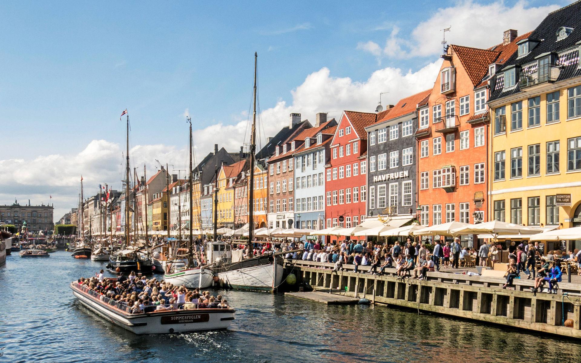 Danmark öppnade nyligen för bland andra västsvenskar. Men det är många villkor som måste uppfyllas innan du kan semestra i grannlandet.