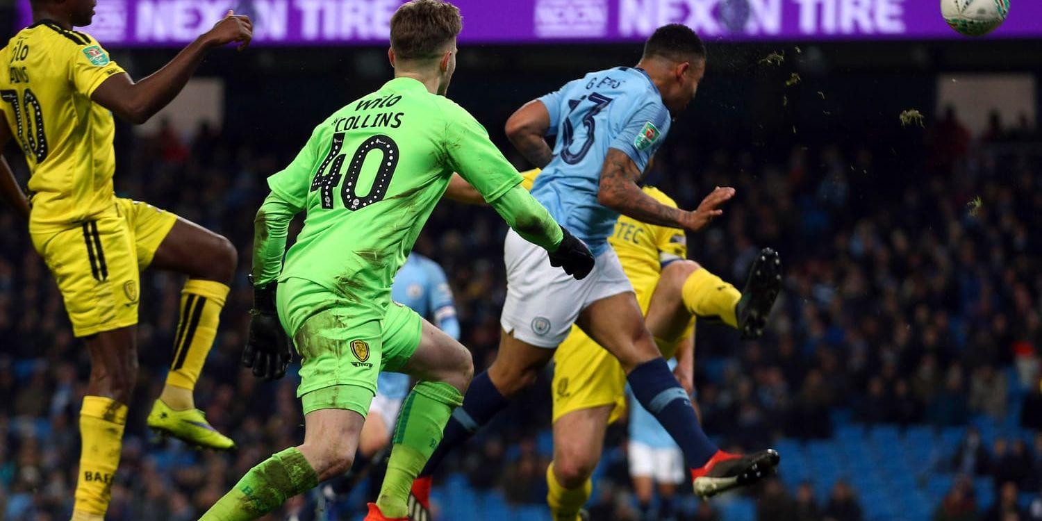 Manchester Citys anfallare Gabriel Jesus gör ett av sina fyra mål mot Burton.