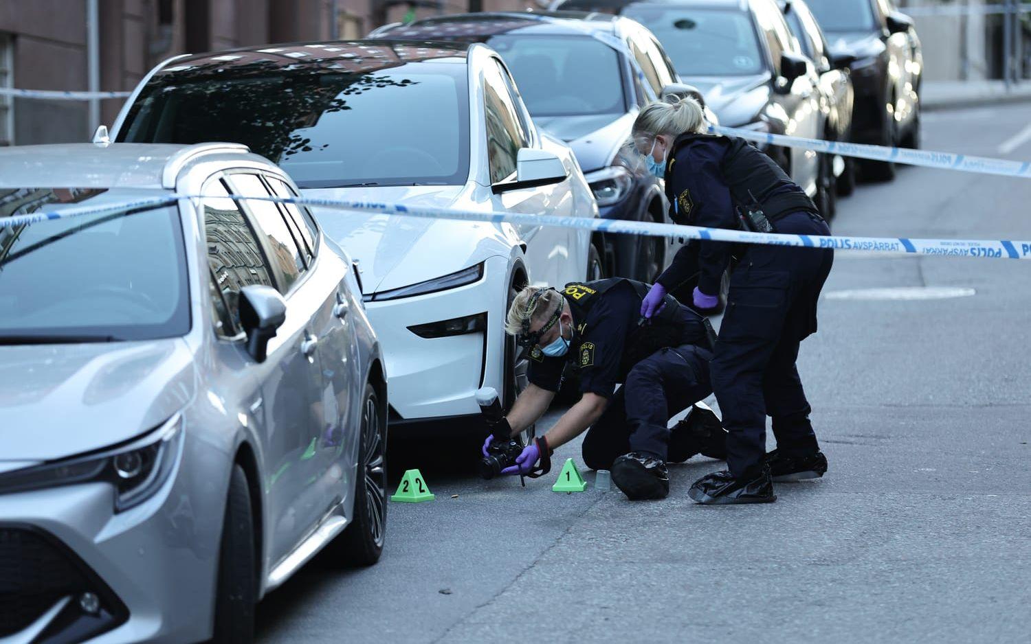 Flera skott avlossades mot porten i Vasastan i centrala Stockholm.