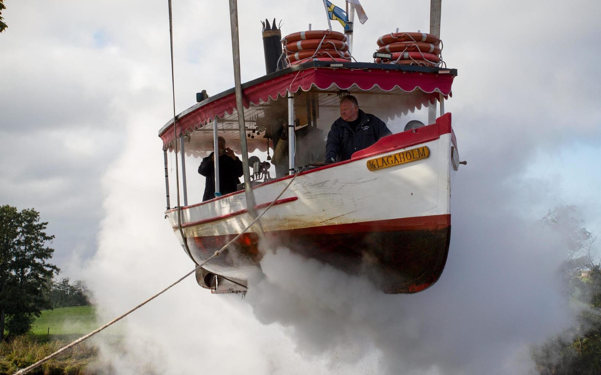 Isättning och upptagning av ångbåten har varit ett pålitligt vår- respektive hösttecken i Laholm. Turistbåten med en kapacitet på cirka åtta passagerare har sommarjobbat i Lagan.