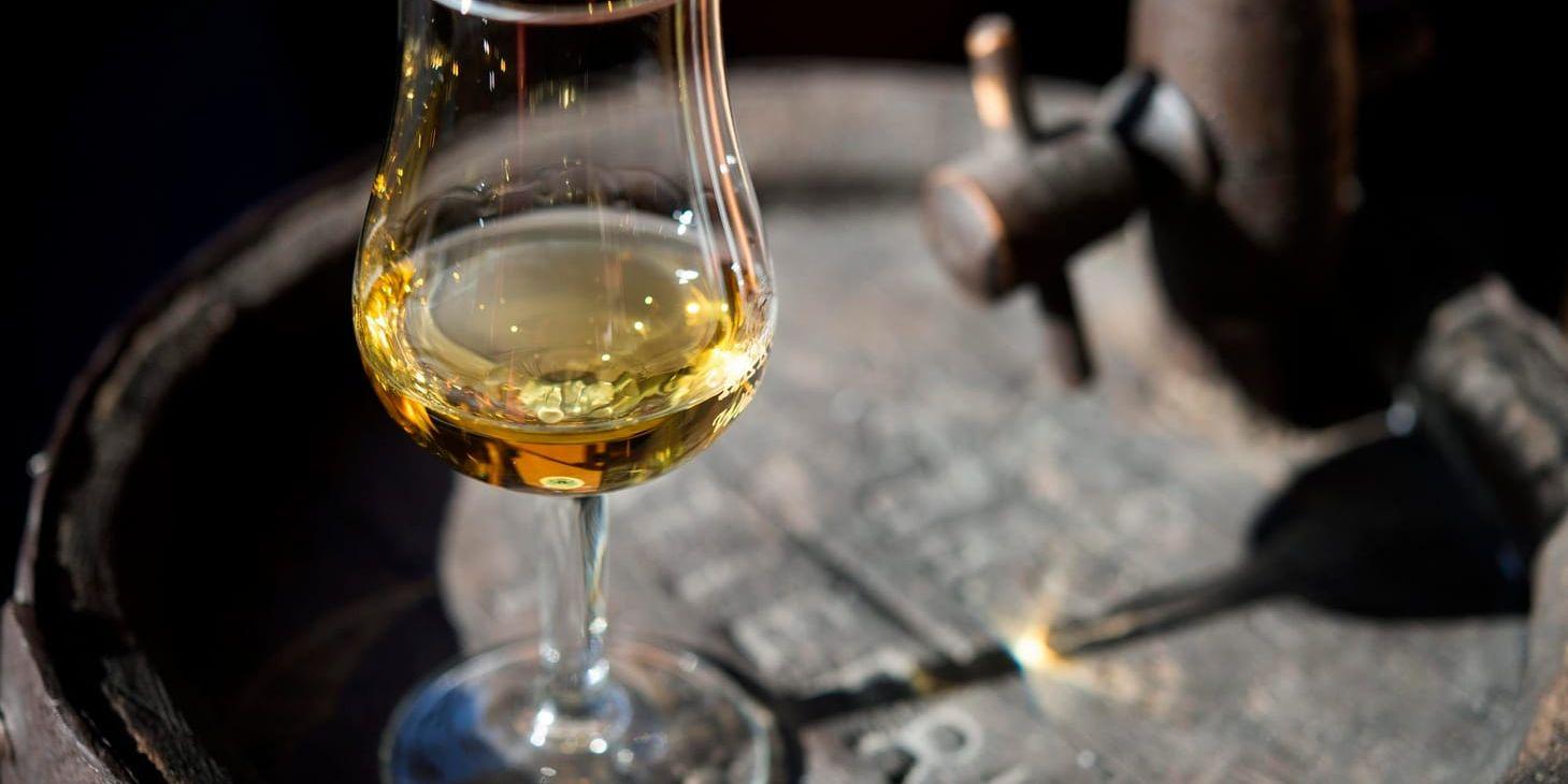 Dyra droppar. 48 lyckligt lottade köpare kunde nyligen klicka hem sällsynt whisky till fyndpris på Systembolagets sajt. Arkivbild.