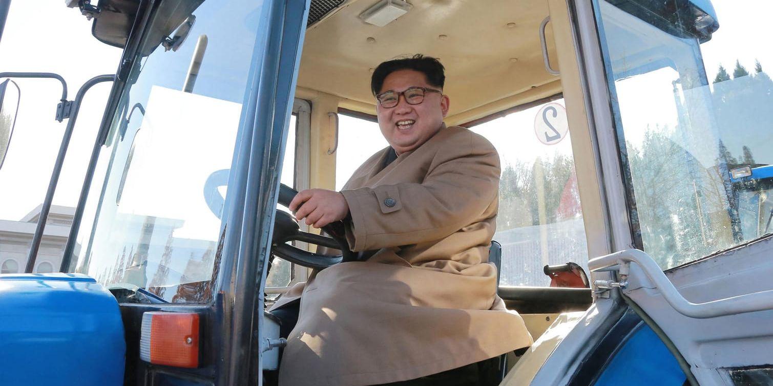 Nordkoreas ledare Kim Jong-Un besöker en traktorfabrik i Nampo, enligt bilder som på onsdagen skickades ut av den nordkoreanska regimen.