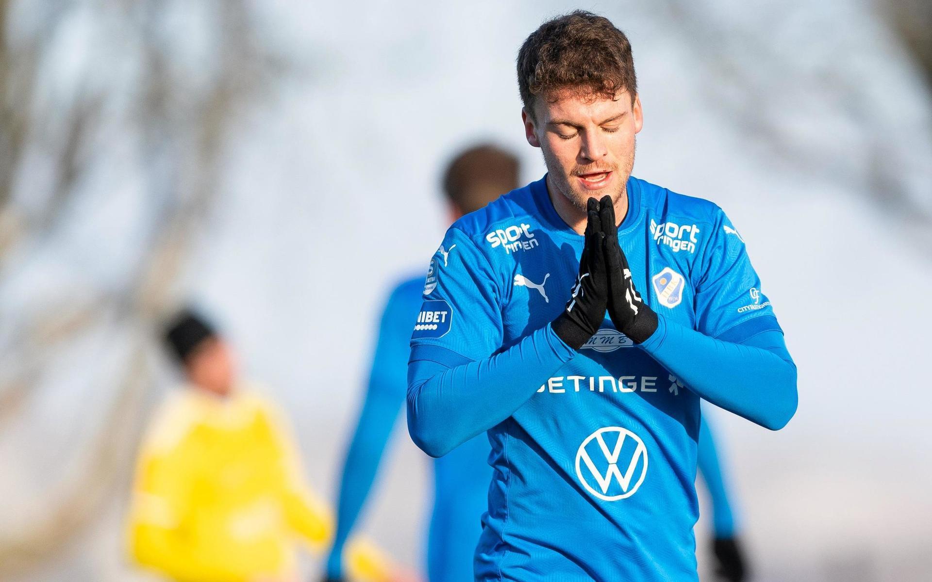 Samuel Kroon fick lämna återbud med ryggskott till cuppremiären mot Gais. Mittfältskuggen kan inte ge något klart besked än om han kan spela redan till helgen mot Västerås.