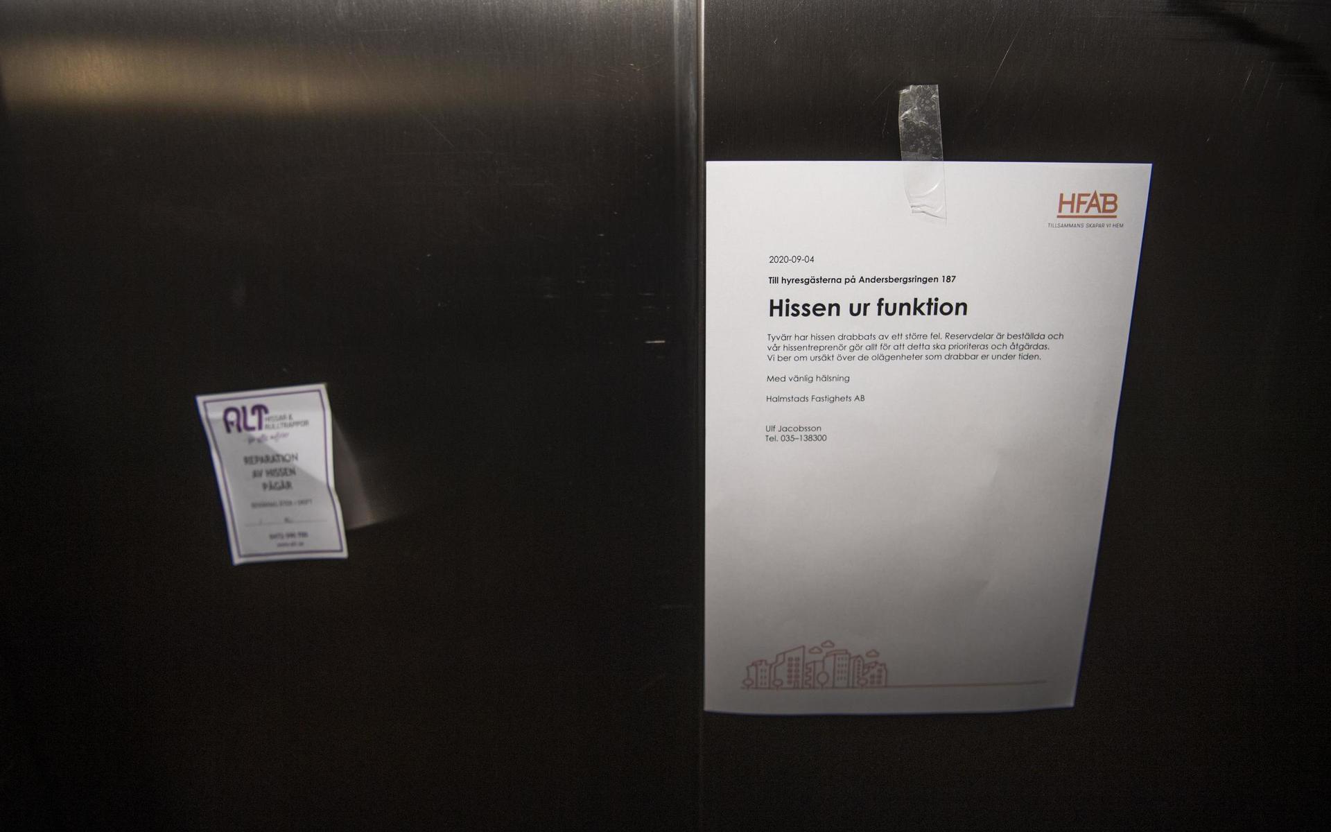 Enligt Lars-Ove är lappen som är upptejpad på den trasiga hissen den enda informationen hyresgästerna har fått.