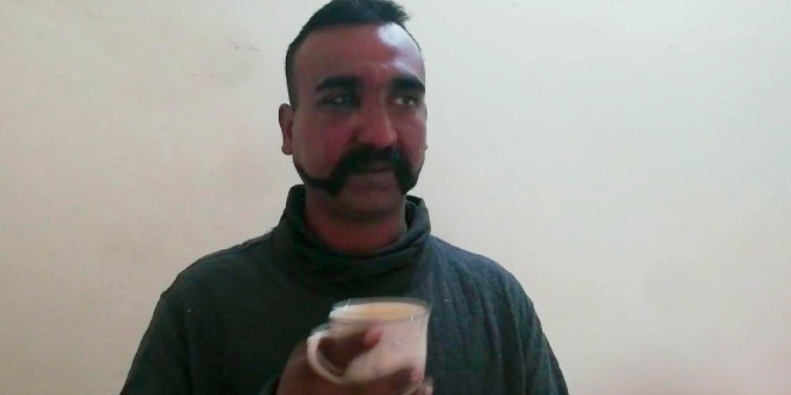 Piloten Abhinandan Varthaman tillfångatogs i onsdags efter att pakistansk militär skjutit ned hans stridsplan. Här ses han dricka te i en video släppt av pakistansk militär.